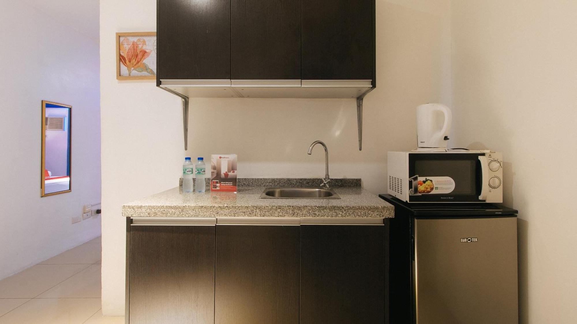 Reddoorz @ Melbourne Suites Makati 마카티 외부 사진