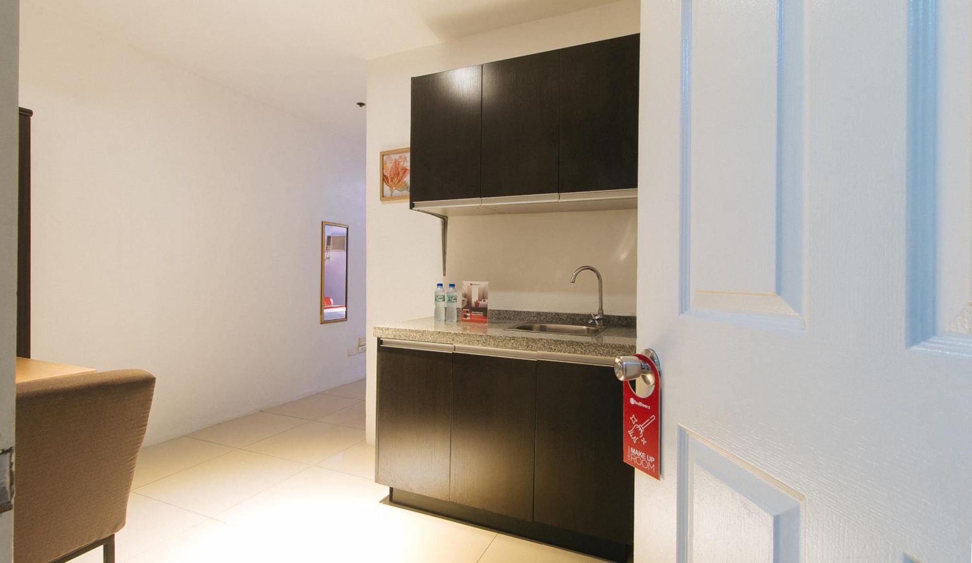 Reddoorz @ Melbourne Suites Makati 마카티 외부 사진